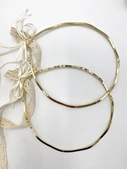 Χρυσά στέφανα από μία σφυρίλατη πλακέ βέργα