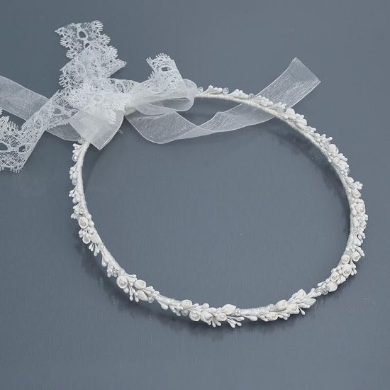 χειροποίητα πορσελάνινα στέφανα γάμου με λευκά λουλούδια , πέρλες και κορδέλες οργλαντζας και δαντέλας