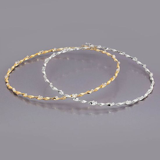 Ζευγάρι χειροποίητων στεφάνων γάμου, που μπορεί να διατεθεί σε  ασημί και  σε χρυσή απόχρωση, με στριφτό, σαγρέ μεταλλικό σκελετό και  κρύσταλλα