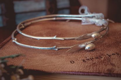 Στέφανα γάμου ελιάς επαργυρωμένα με διακόσμηση από επάργυρα φύλλα και επάργυρη ελιά