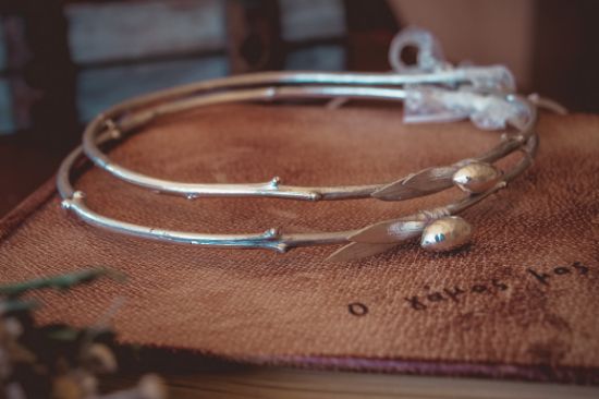 Στέφανα γάμου ελιάς επαργυρωμένα με διακόσμηση από επάργυρα φύλλα και επάργυρη ελιά