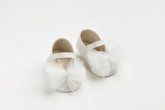 Μπαλαρίνα αγκαλιάς σε εκρού τεχνόδερμα με χειροποίητο τούλινο φιόγκο σε off white