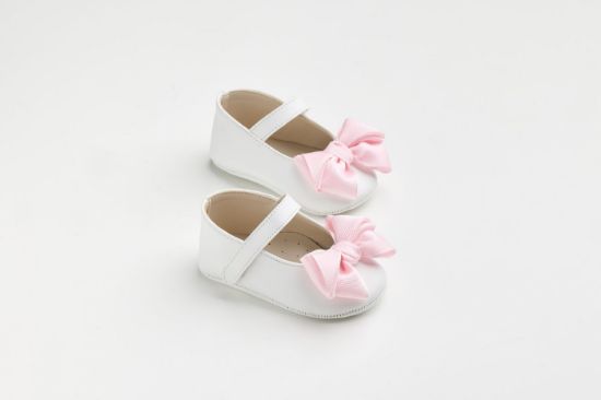 Μπαλαρίνα αγκαλιάς σε λευκό τεχνόδερμα με χειροποίητο ροζ γκρο φιόγκο