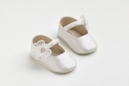 Μπαλαρίνα αγκαλιάς σε εκρού τεχνόδερμα με χάντρες, πέρλες και off white κεντητό λουλούδι με στρας, Day Dream Events | Ever Kid