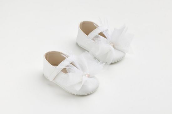 Μπαλαρίνα αγκαλιάς σε λευκό τεχνόδερμα με χειροποίητο διακοσμητικό από λευκό γκλίτερ τούλι και φτερά