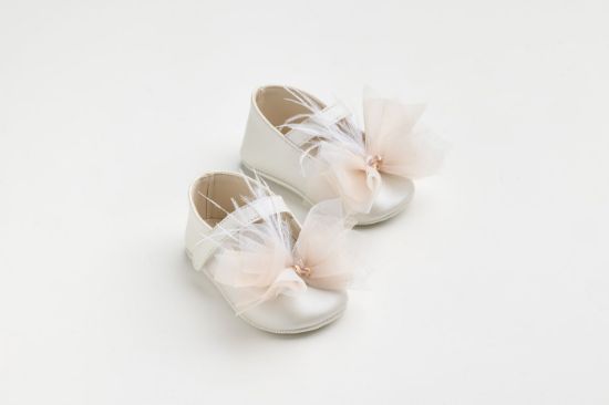 Εικόνα της K617B - Μπαλαρίνα αγκαλιάς σε εκρού τεχνόδερμα με χειροποίητο διακοσμητικό από λευκό γκλίτερ - σομόν τούλι και φτερά