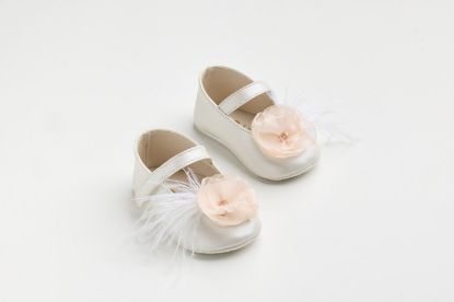 Εικόνα της K618B - Μπαλαρίνα αγκαλιάς σε εκρού τεχνόδερμα με χειροποίητο σομόν λουλούδι και φτερά