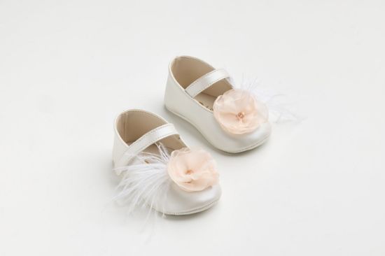 Εικόνα της K618B - Μπαλαρίνα αγκαλιάς σε εκρού τεχνόδερμα με χειροποίητο σομόν λουλούδι και φτερά