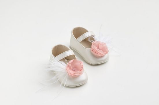 Εικόνα της K618P - Μπαλαρίνα αγκαλιάς σε εκρού τεχνόδερμα με χειροποίητο σάπιο μήλο λουλούδι και φτερά