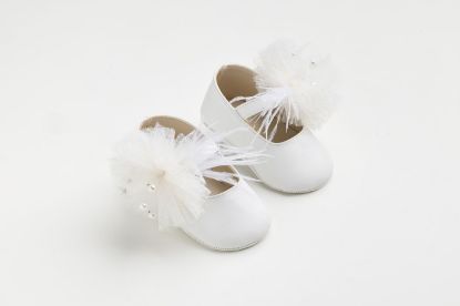 Εικόνα της K619A - Μπαλαρίνα αγκαλιάς σε λευκό τεχνόδερμα με χειροποίητο διακοσμητικό από off white πουά τούλι πέρλες και φτερά