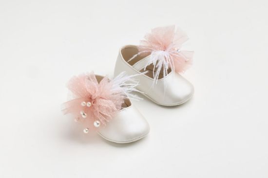 Εικόνα της K619E - Μπαλαρίνα αγκαλιάς σε εκρού τεχνόδερμα με χειροποίητο διακοσμητικό από σάπιο μήλο πουά τούλι πέρλες και φτερά