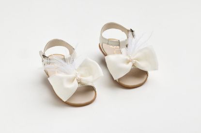 Σανδάλι για τα πρώτα βήματα από εκρού δέρμα και χειροποίητο φιόγκο με φτερά