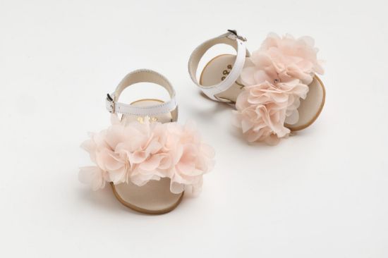 Σανδάλι για τα πρώτα βήματα σε λευκό δέρμα και χειροποίητο σομόν διακοσμητικό