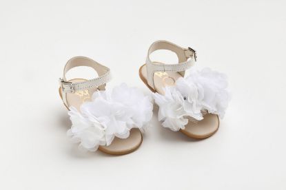 Εικόνα της K623E - Σανδάλι για τα πρώτα βήματα σε εκρού δέρμα και χειροποίητο off white διακοσμητικό