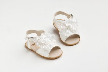 Σανδάλι για τα πρώτα βήματα σε off white γκλιτερ και χειροποίητο off white διακοσμητικό με παγιέτες και λουλούδι