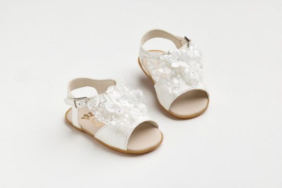 Σανδάλι για τα πρώτα βήματα σε off white γκλιτερ και χειροποίητο off white διακοσμητικό με παγιέτες και λουλούδι