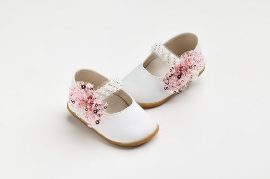 Μπαλαρίνα για τα πρώτα βήματα σε λευκό τεχνόδερμα με πέρλες και φούξ παγιέτες