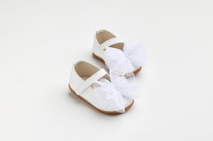 Μπαλαρίνα για τα πρώτα βήματα σε λευκό τεχνόδερμα με χειροποίητο φιόγκο από λευκό πουά πλισέ τούλι