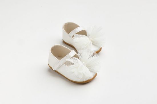 Εικόνα της K629E - Μπαλαρίνα για τα πρώτα βήματα σε εκρού τεχνόδερμα με χειροποίητο φιόγκο από εκρού πουά πλισέ τούλι