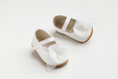 Εικόνα της K632A - Μπαλαρίνα για τα πρώτα βήματα σε λευκό συνθετικό καστόρ με χειροποίητο off white λουλούδι και πουά πλισέ τούλι