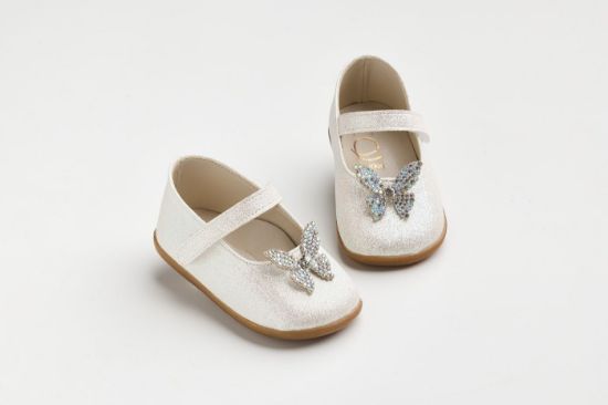 Εικόνα της K637E - Μπαλαρίνα για τα πρώτα βήματα σε λευκό ασημί γκλίτερ με στρας πεταλούδα