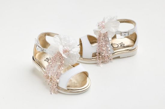 Εικόνα της KE10 - Σανδάλι περπατήματος σε λευκό δέρμα με χειροποίητο διακοσμητικό από λουλούδι κεντητό με παγιέτες και κρόσσια με ροζ παγιέτες και χάντρες