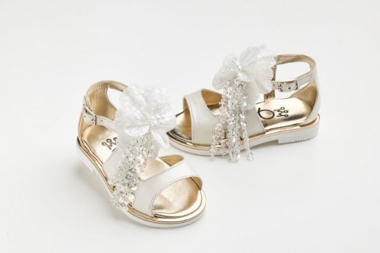 Εικόνα της KE11 - Σανδάλι περπατήματος σε εκρού δέρμα με χειροποίητο διακοσμητικό από λουλούδι κεντητό με παγιέτες και κρόσσια με παγιέτες και χάντρες