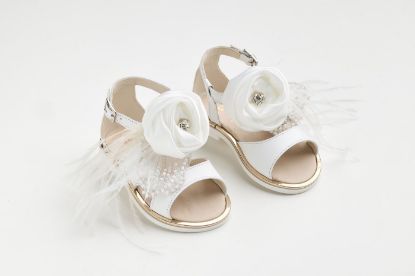 Εικόνα της KE12 - Σανδάλι περπατήματος σε λευκό δέρμα με χειροποίητο διακοσμητικό λουλούδι με στρας, τούλι κεντητό με παγιέτες και φτερά