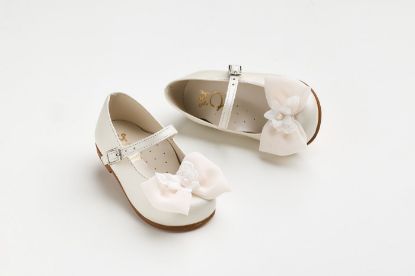 Μπαλαρίνα περπατήματος σε εκρού δέρμα με χειροποίητο σομον φιόγκο από μουσελίνα