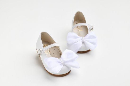 Μπαλαρίνα περπατήματος σε λευκό δέρμα με χειροποίητο λευκό φιόγκο