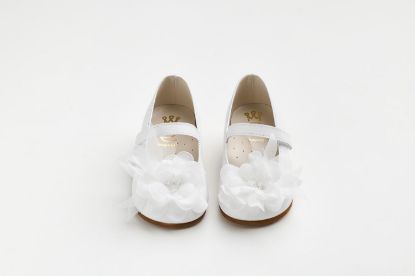 Μπαλαρίνα περπατήματος σε λευκό δέρμα με λευκό χειροποίητο διακοσμητικό