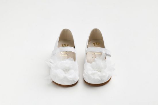 Μπαλαρίνα περπατήματος σε λευκό δέρμα με λευκό χειροποίητο διακοσμητικό