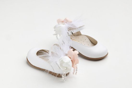 Εικόνα της K6120A - Μπαλαρίνα περπατήματος σε λευκό δέρμα με χειροποίητο διακοσμητικό με off white και dusty pink συνθεση λουλουδιών