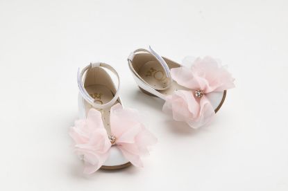 Μπαλαρίνα περπατήματος σε λευκό δέρμα με χειροποίητο διακοσμητικό από ροζ μουσελίνα και στρας