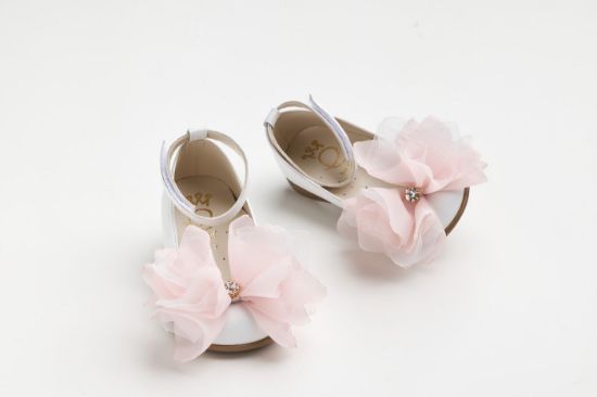 Μπαλαρίνα περπατήματος σε λευκό δέρμα με χειροποίητο διακοσμητικό από ροζ μουσελίνα και στρας
