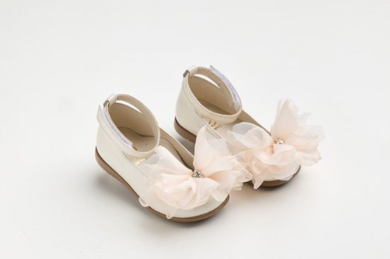 Εικόνα της K6125E - Μπαλαρίνα περπατήματος σε εκρού δέρμα με χειροποίητο διακοσμητικό από σομόν μουσελίνα και στρας