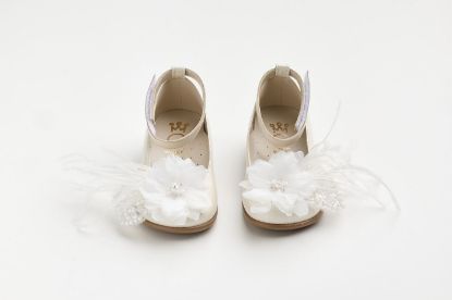 Μπαλαρίνα περπατήματος σε εκρού δέρμα με χειροποίητο διακοσμητικό με κεντημένες χάντρες, λουλούδι και φτερά