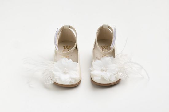 Μπαλαρίνα περπατήματος σε εκρού δέρμα με χειροποίητο διακοσμητικό με κεντημένες χάντρες, λουλούδι και φτερά