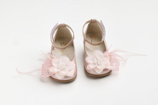 Μπαλαρίνα περπατήματος σε dusty pink δέρμα με χειροποίητο διακοσμητικό με κεντημένες χάντρες, λουλούδι και φτερά