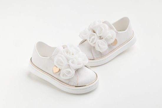 Sneaker περπατήματος σε off white συνθετικό καστορ με χειροποίητα off white τριαντάφυλλα από μουσελίνα