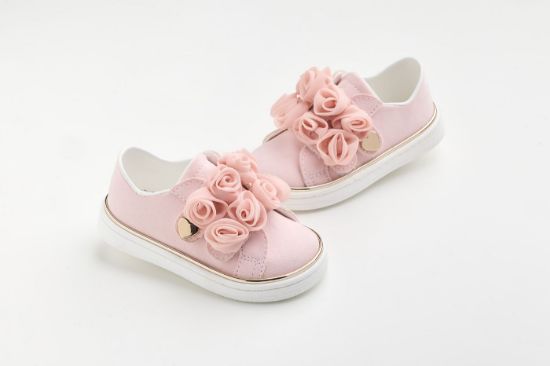 Εικόνα της K6129P - Sneaker περπατήματος σε ροζ συνθετικό καστόρ με χειροποίητα ροζ τριαντάφυλλα από μουσελίνα