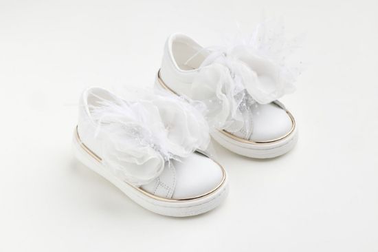 Εικόνα της K6131A - Sneaker περπατήματος σε λευκό δέρμα με χειροποίητο διακοσμητικό από μουσελίνα γκλίτερ τούλι και φτερά