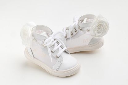 Εικόνα της K6135A - Μποτάκι περπατήματος σε λευκό δέρμα και διαφάνεια, διακοσμημένο με χειροποίητα τριαντάφυλλα και κεντημένο με πέρλες και στρας