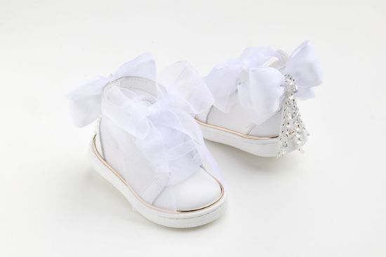 Μποτάκι περπατήματος σε λευκό δέρμα και διαφάνεια, διακοσμημένο με χειροποίητο σατέν φιόγκο και παγιέτες