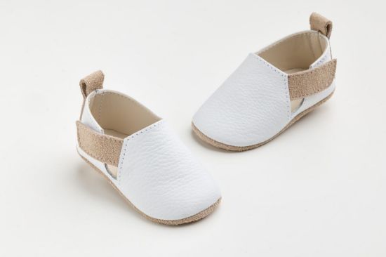 Εικόνα της A600E - παπουτσάκι αγκαλιάς σε λευκό δέρμα και μπεζ καστόρ, κλείσιμο με velcro