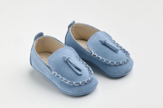 Παπουτσάκι αγκαλιάς σε γαλάζιο καστόρ δέρμα