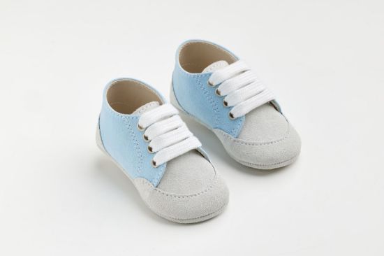 Παπουτσάκι αγκαλιάς σε λευκό καστόρ δέρμα και γαλάζιο ύφασμα