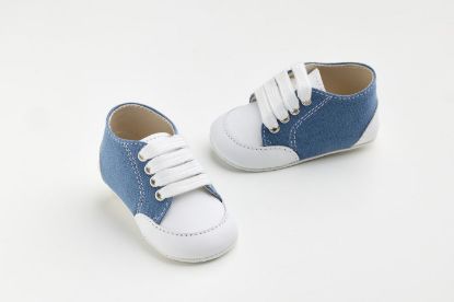 Εικόνα της A606M - παπουτσάκι αγκαλιάς σε λευκό λείο δέρμα και μπλε ύφασμα