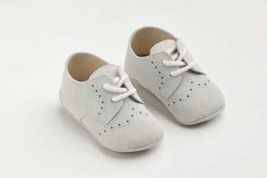 Παπουτσάκι αγκαλιάς σε λευκό καστόρ δέρμα