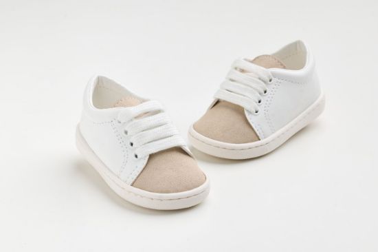 Παπουτσάκι σε λευκό δέρμα και μπεζ καστόρ δέρμα, για τα πρώτα βήματα του μωρού σας